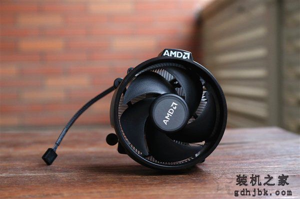 AMD全新二代锐龙Ryzen5 2600X盒装自带CPU散热器吗？